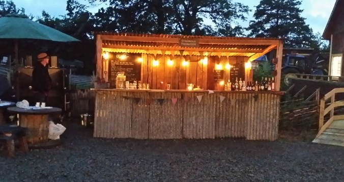 Öppen bar på gårdsplanen vid Strömma Farmlodge.