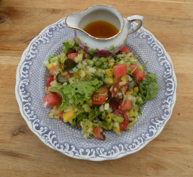 Grönsaker och dressing. Nu ska det blandas med ris och räkor!