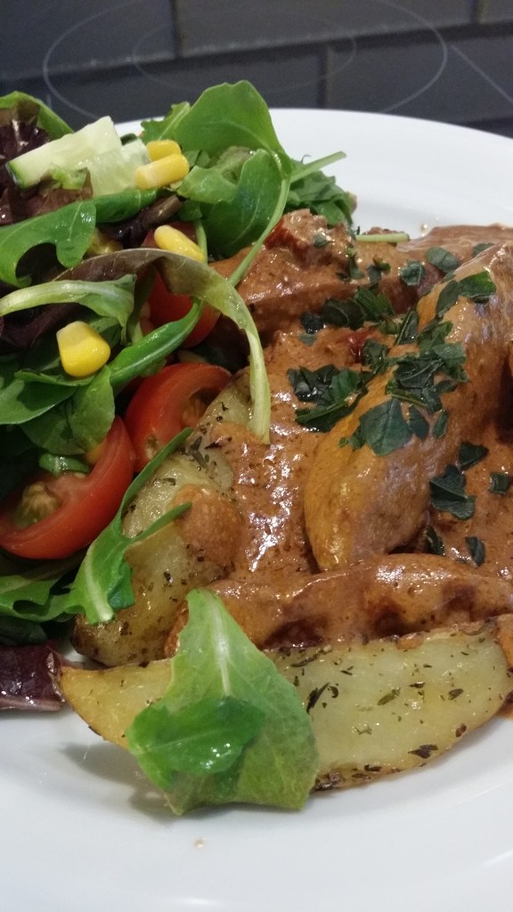 Krämig kycklinggryta med smak av soltorkade tomater.