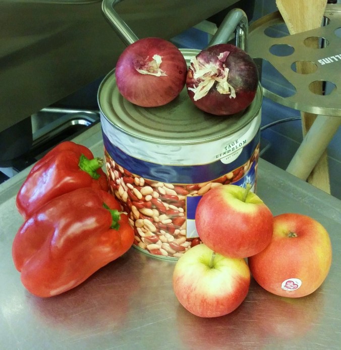 Röd paprika, saftiga sötsyrliga äpplen, bönor i olika färger och rödlök.