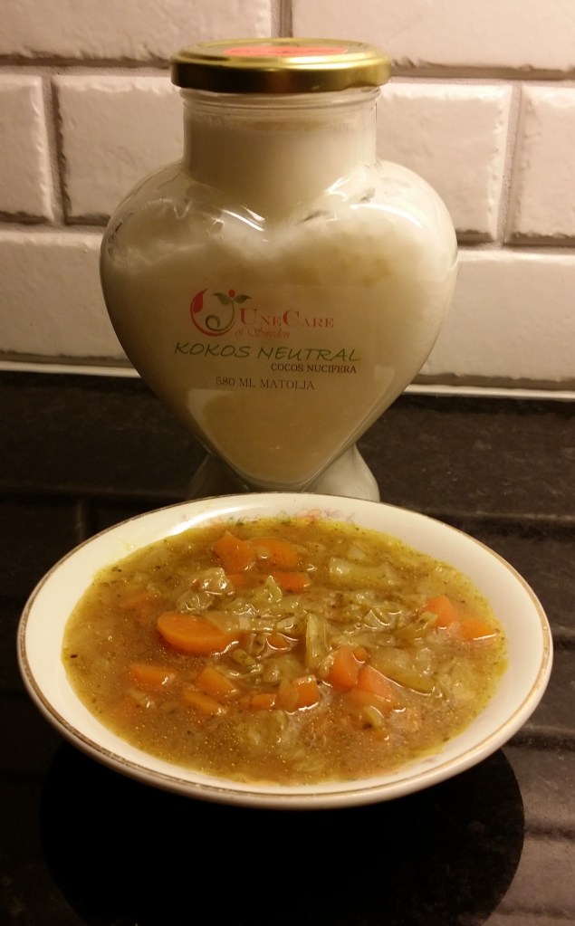 Kokosolja är gott att använda när man glansar och värmer grönsakerna.