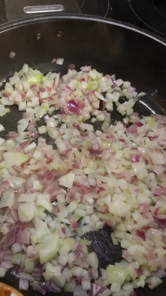 Gul lök och rödlök i pannan.