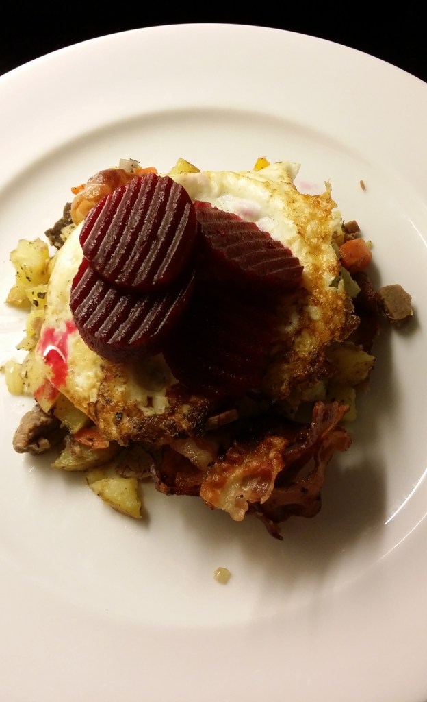 Färdig portion. Pytt, ägg och rödbetor!