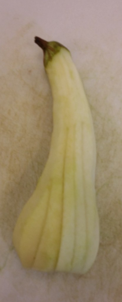 Skiva försiktigt så päronen håller ihop upptill