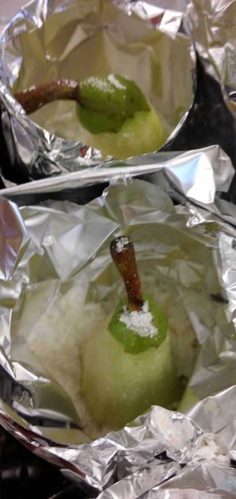 Päronpaket med strössel av kokos och socker.