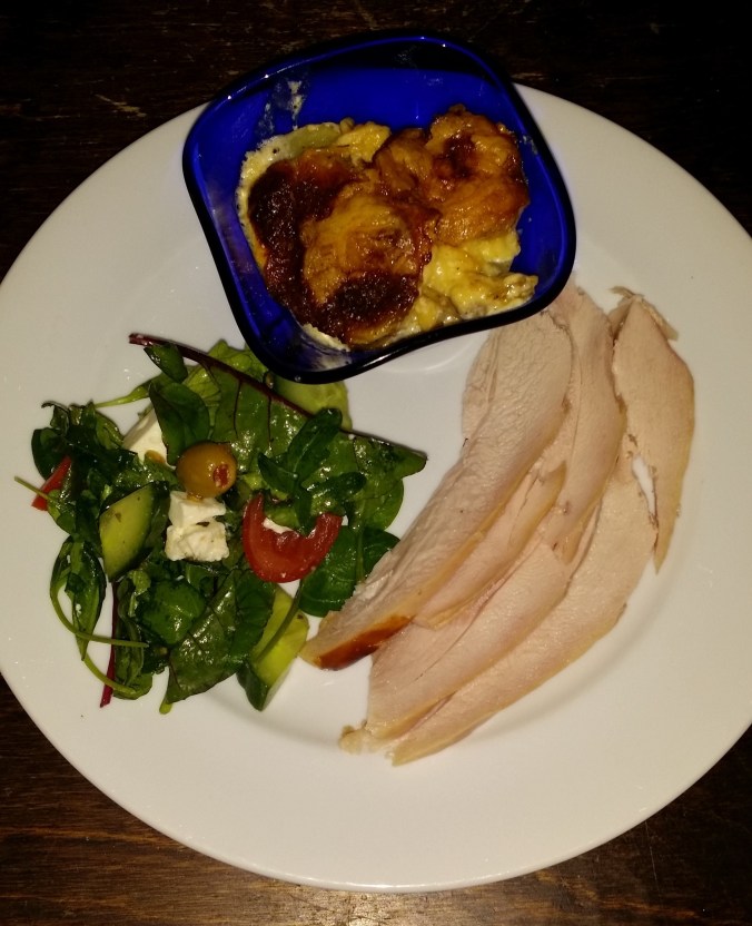 Gott och fräscht med rökt kyckling och sallad. Till det en krämig potatisgratäng som fått stå i ugnen länge på lägra värme.