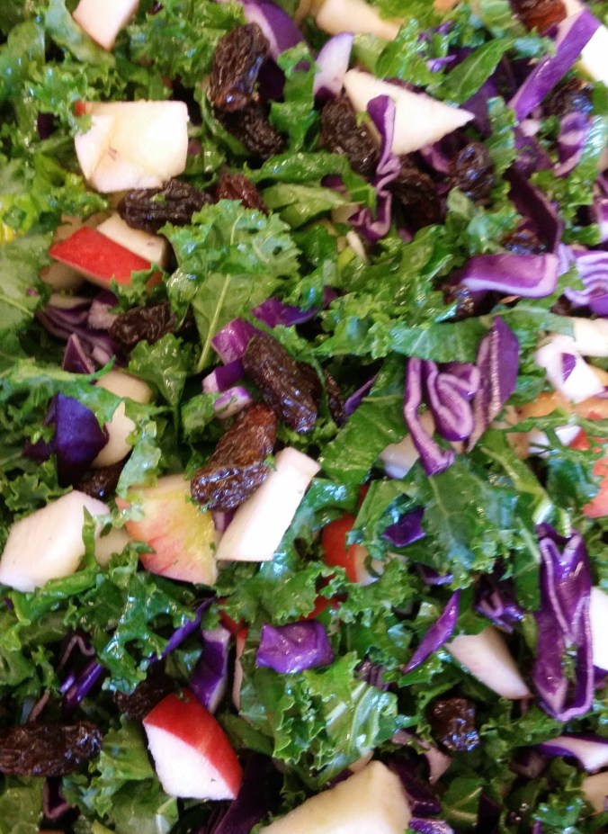 Grönkål, rödkål, äpple och russin! WOW! 