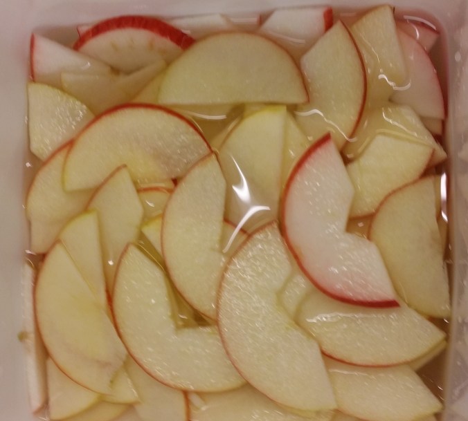 Halvmånar av äpple i citronvatten