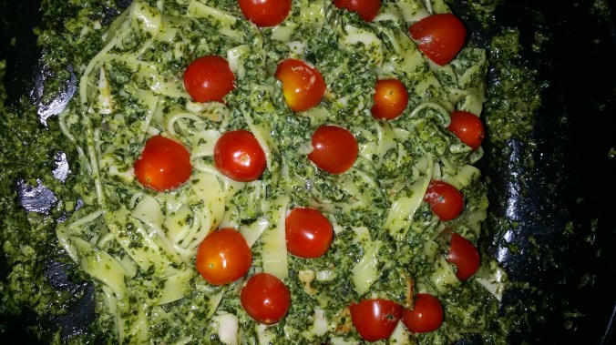 Grönkåls- kyckling- och pastagryta med tomater! Sååå gott!