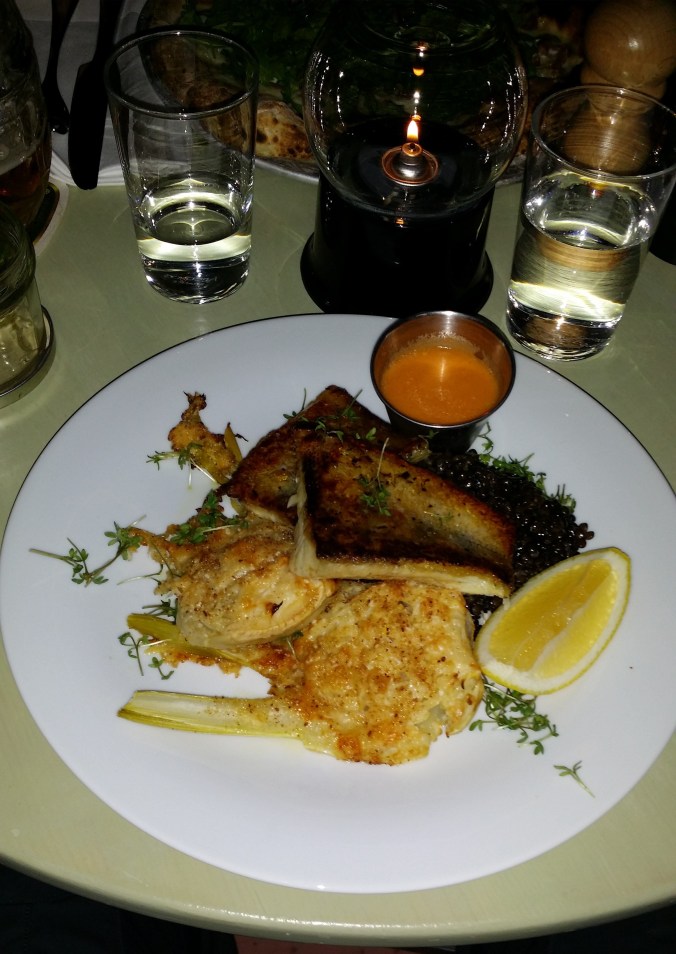 Citronstekt gös, bakad fänkål, tomatvinägrett och belugalinser