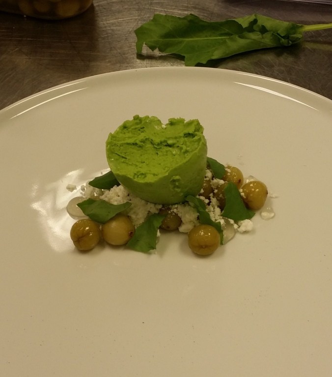 Frisk, fin ängsyraglass men en touch av dill och fläder och till det fermenterade krusbär.