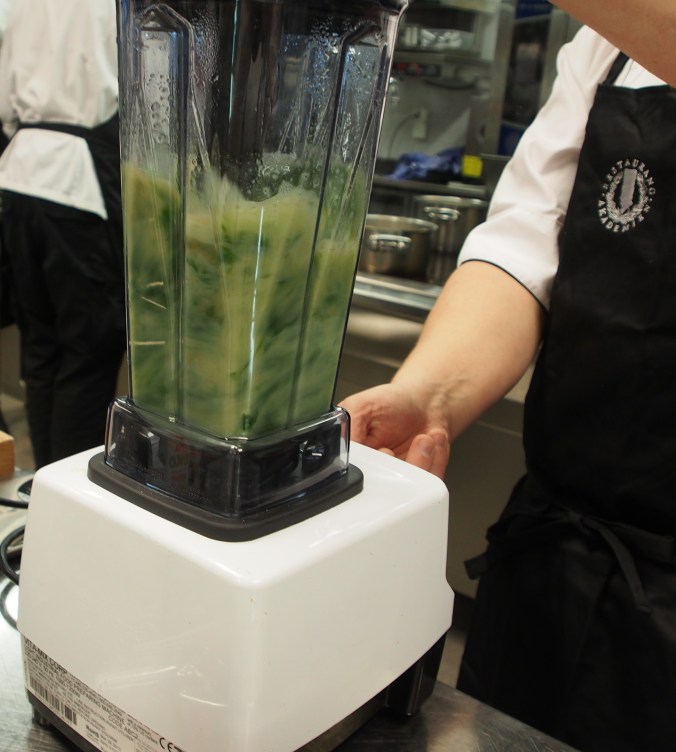 Ängssyran till ängsyraglass mixas