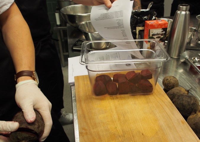 Rödbetorna ska bli rödbetsgelé och rödbetssifon