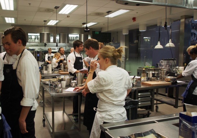 Ivrigt arbete i Restaurangakademiens kök!