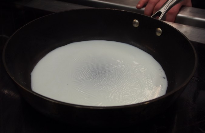 Standardmjölk i teflonpanna på låg värme tills det är torrt och börjar bli karamelliserat.