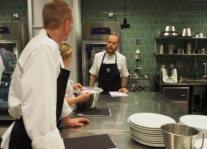 Joel och två av deltagarna diskuterar.