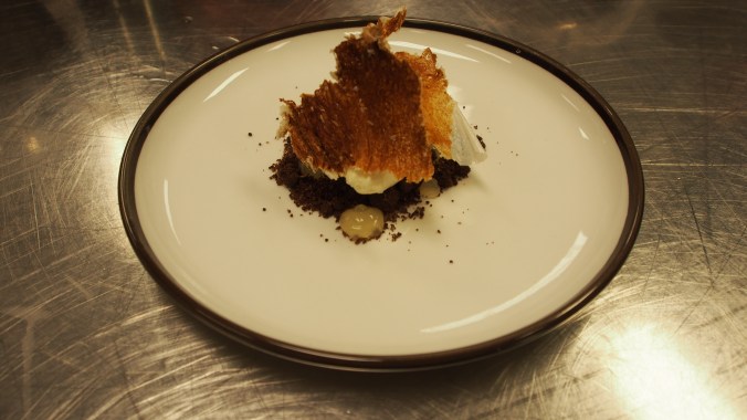 Frisk och god yuzuglass med yuzugelé, en mjuk fin lakritscrumble och ett frasigt, karamelligt mjölkskinn.